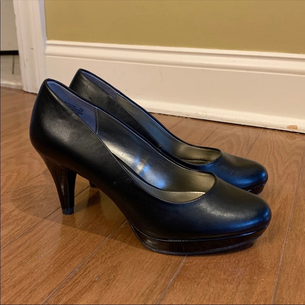 Black Leather Pumps / Heels